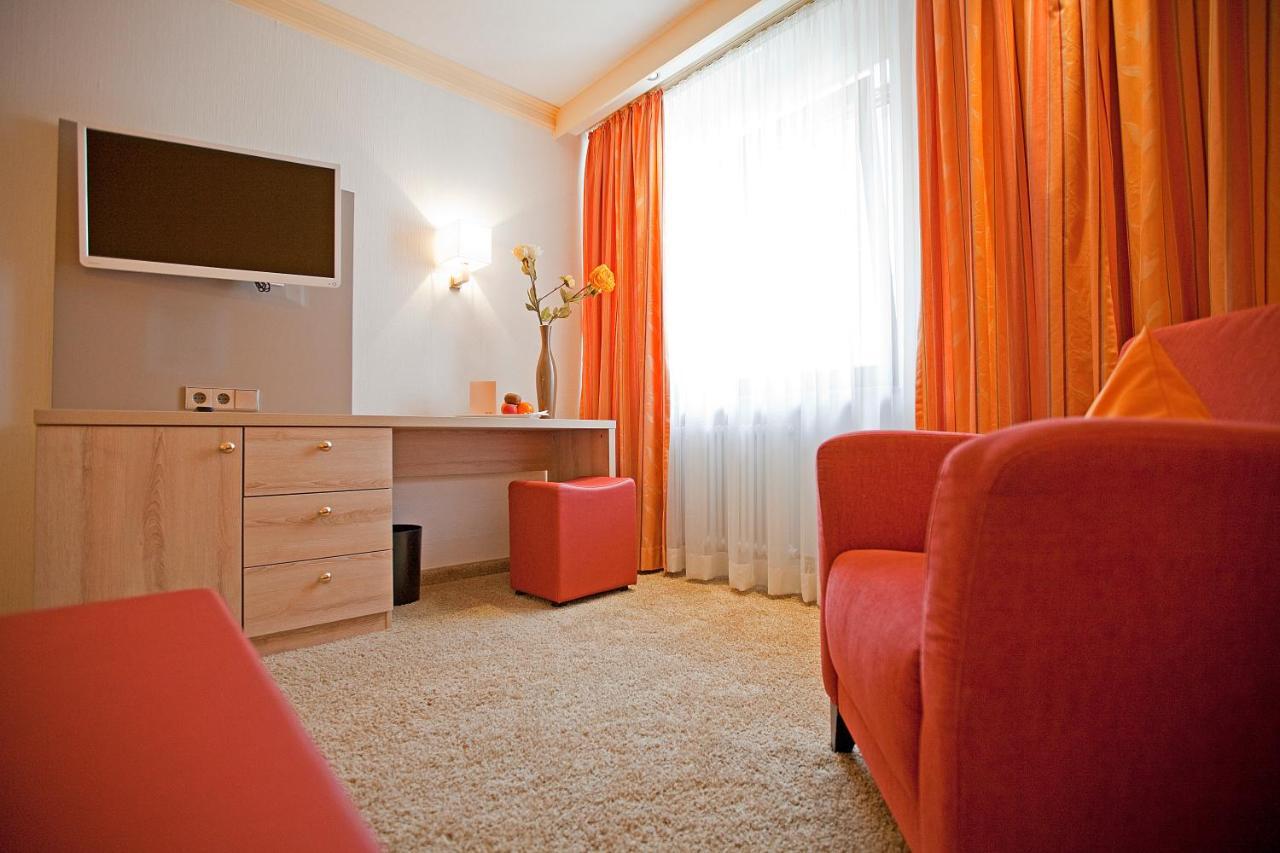 Hotel Krone Ohg ゲルリンゲン エクステリア 写真